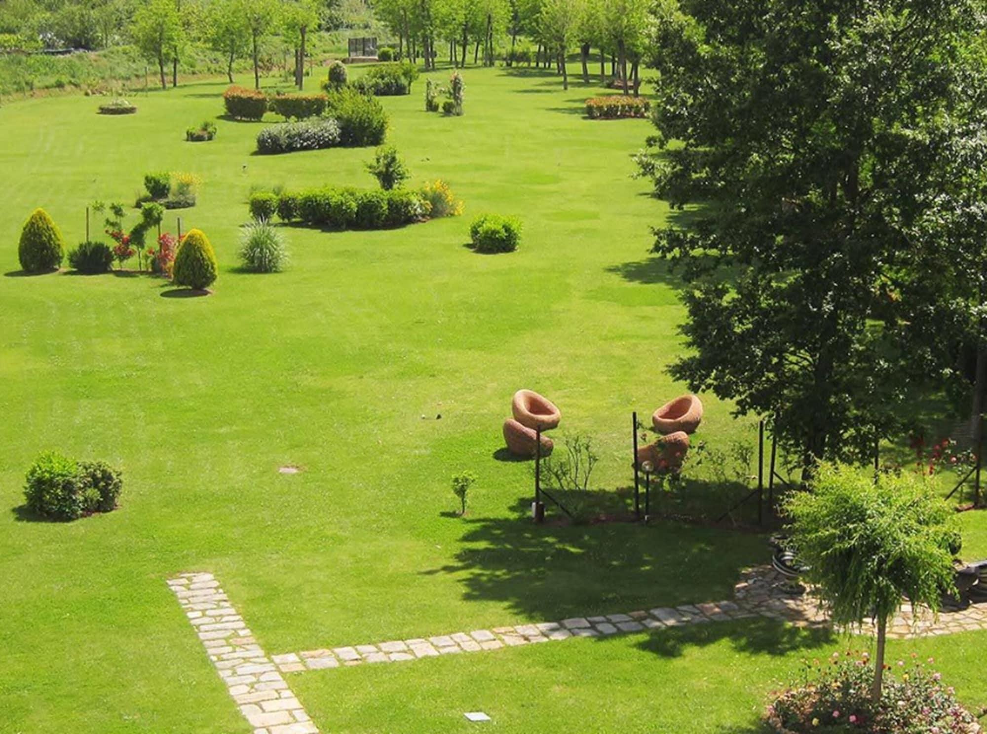 Lhp Hotel Черталдо Екстериор снимка