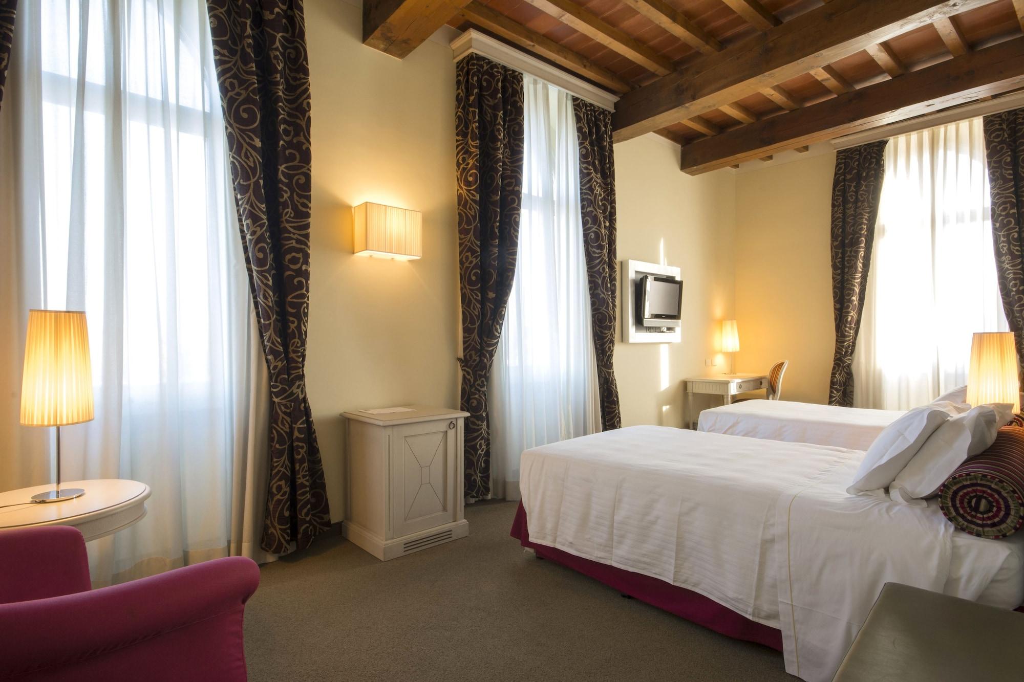 Lhp Hotel Черталдо Екстериор снимка