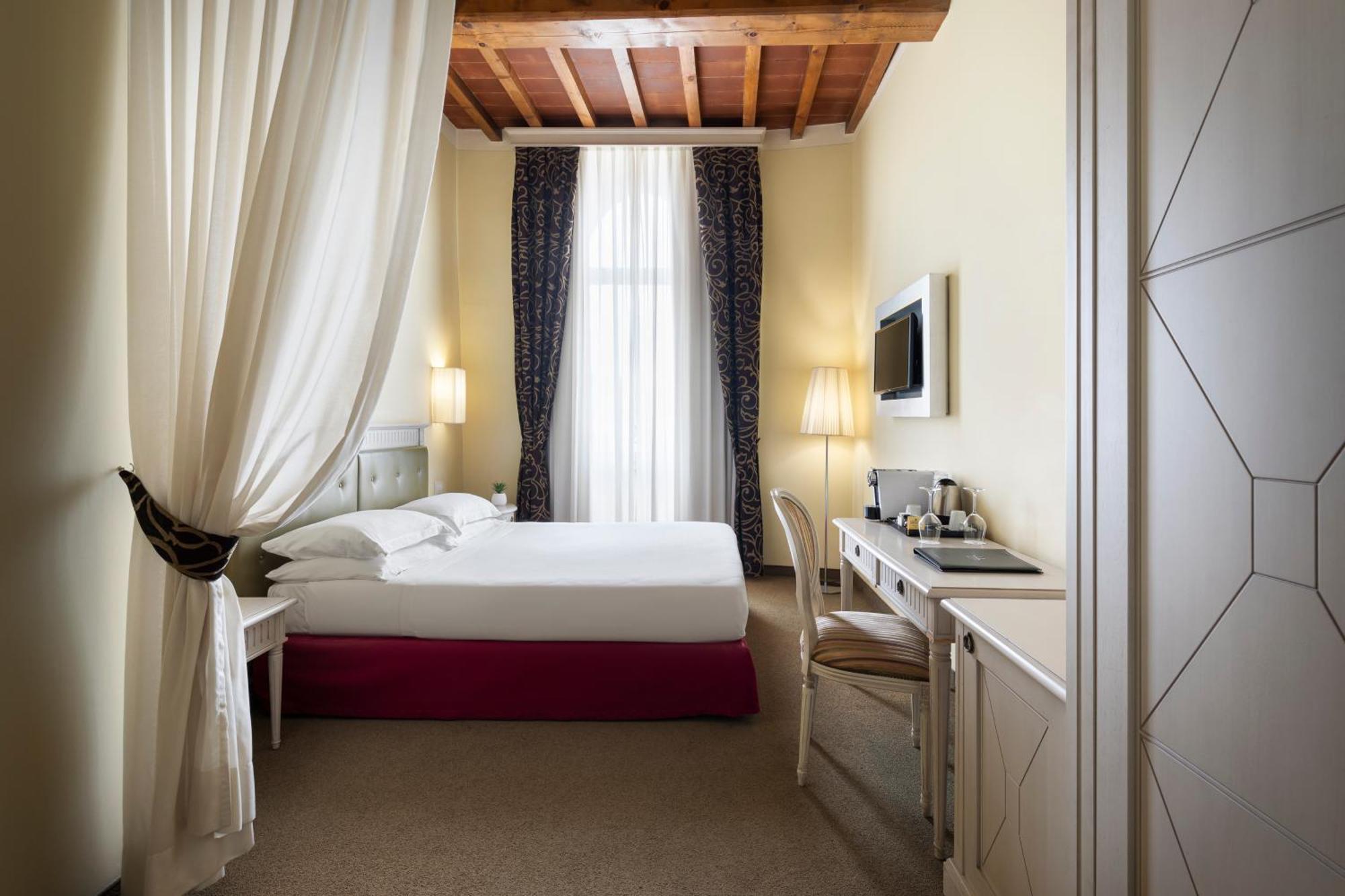 Lhp Hotel Черталдо Екстериор снимка