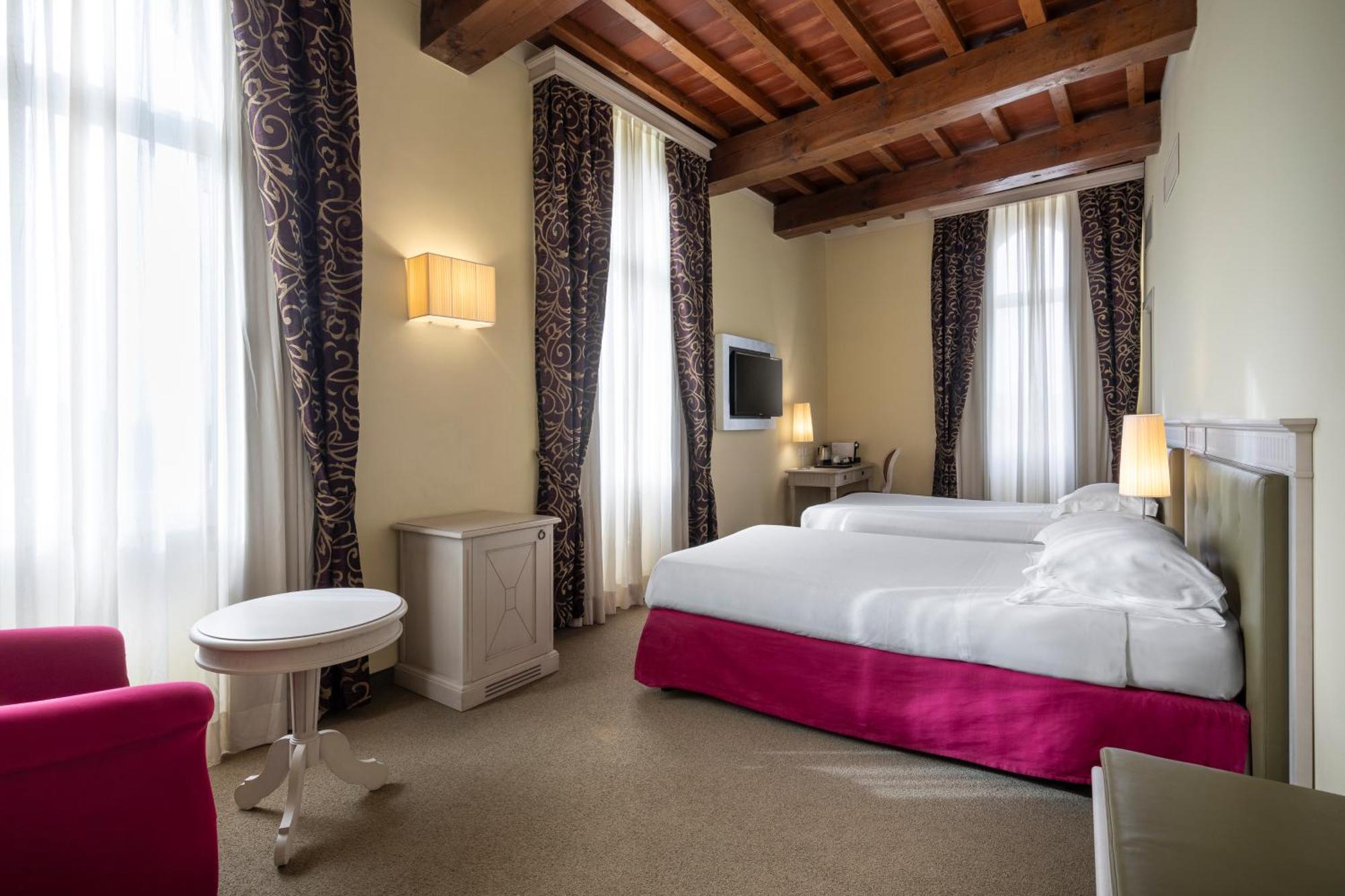Lhp Hotel Черталдо Екстериор снимка