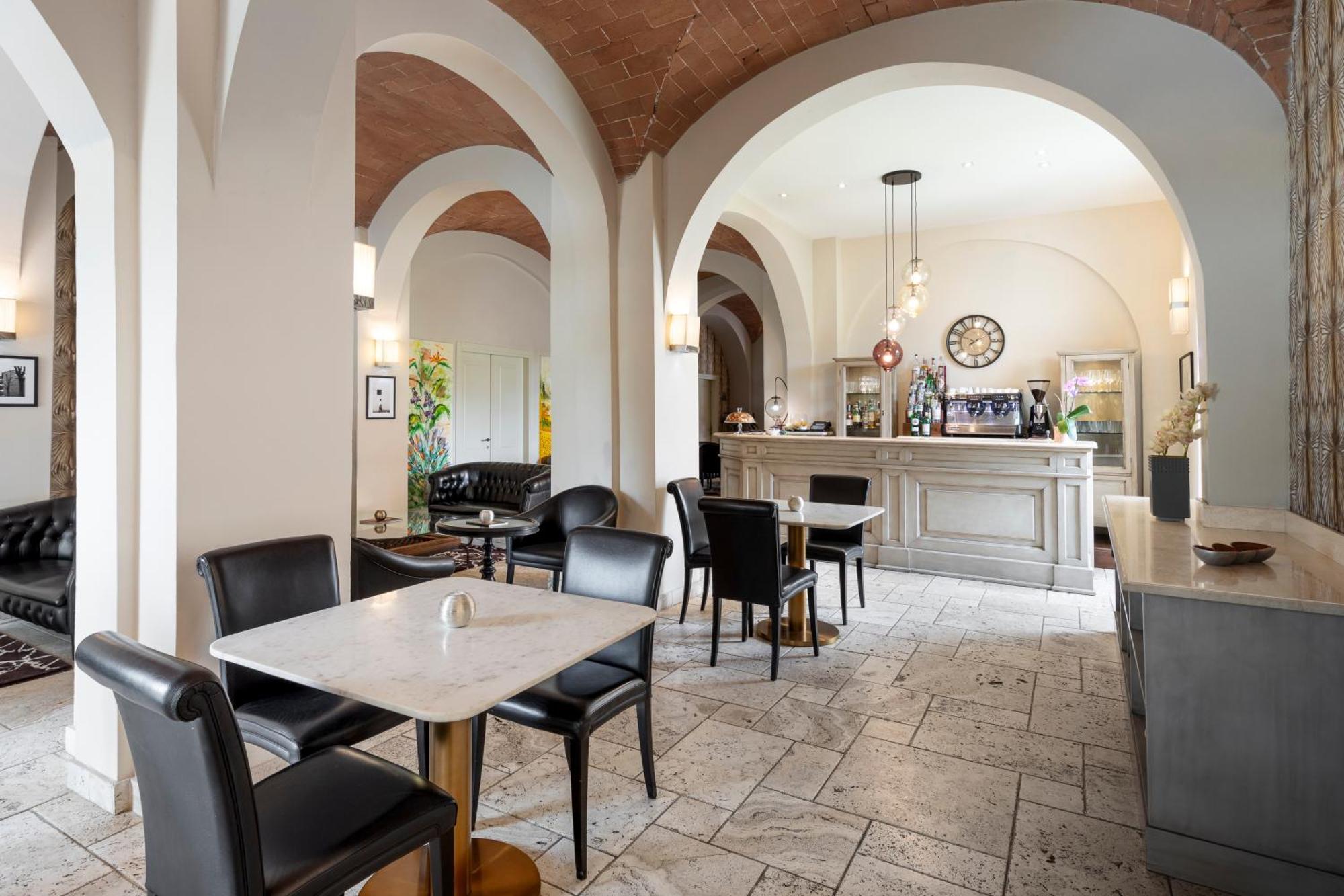 Lhp Hotel Черталдо Екстериор снимка