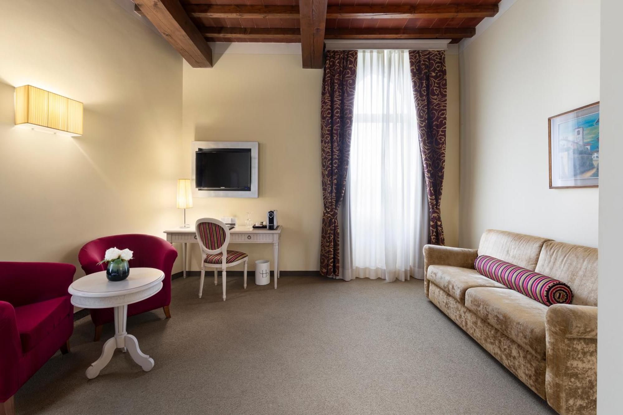 Lhp Hotel Черталдо Екстериор снимка