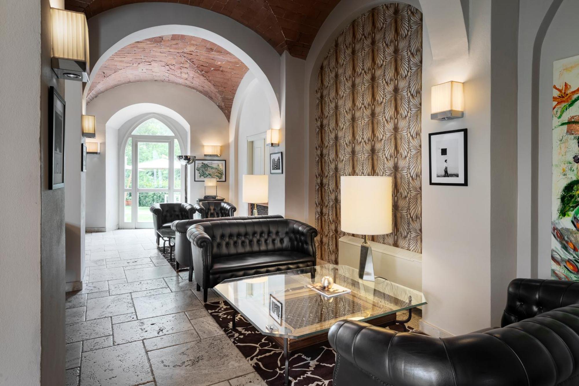 Lhp Hotel Черталдо Екстериор снимка