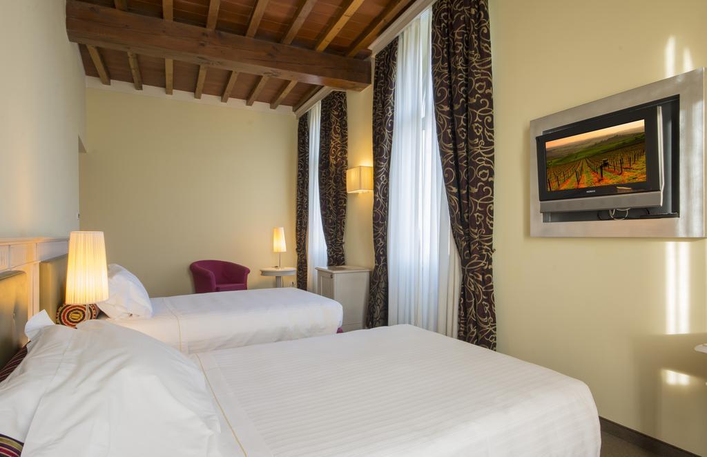 Lhp Hotel Черталдо Екстериор снимка