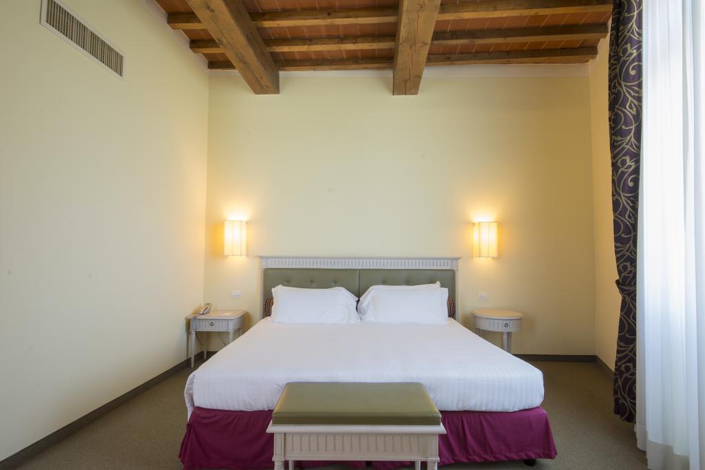 Lhp Hotel Черталдо Екстериор снимка