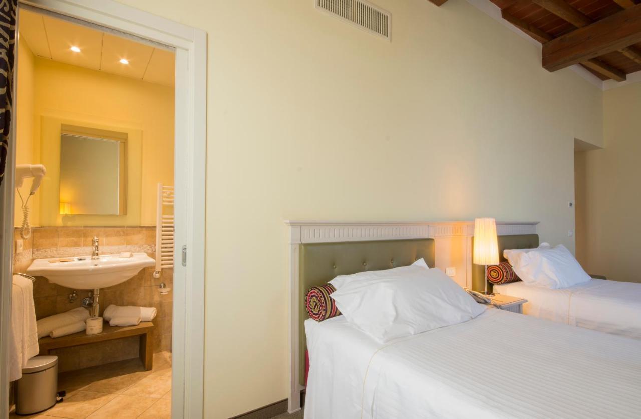 Lhp Hotel Черталдо Екстериор снимка