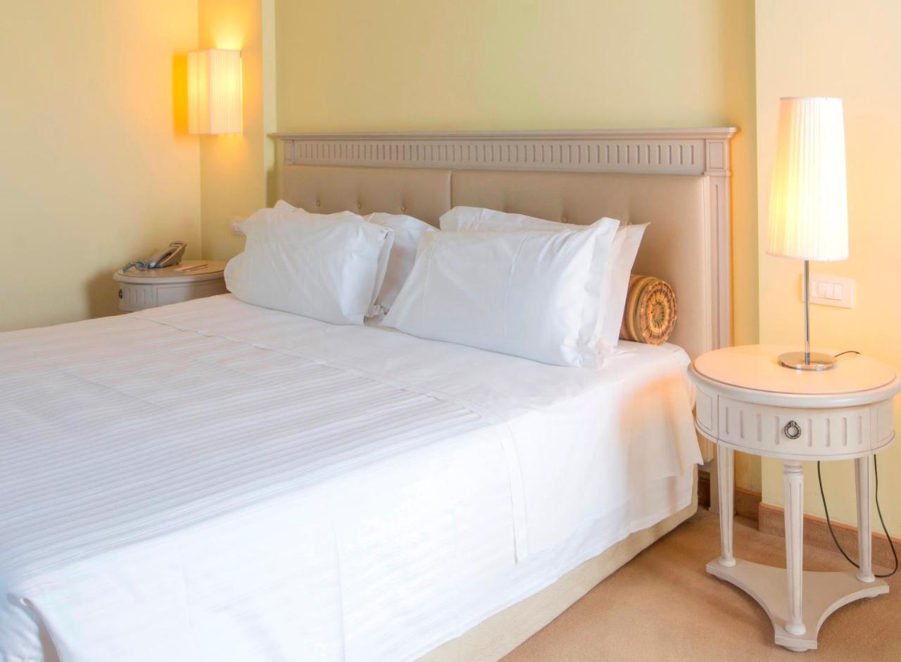 Lhp Hotel Черталдо Екстериор снимка