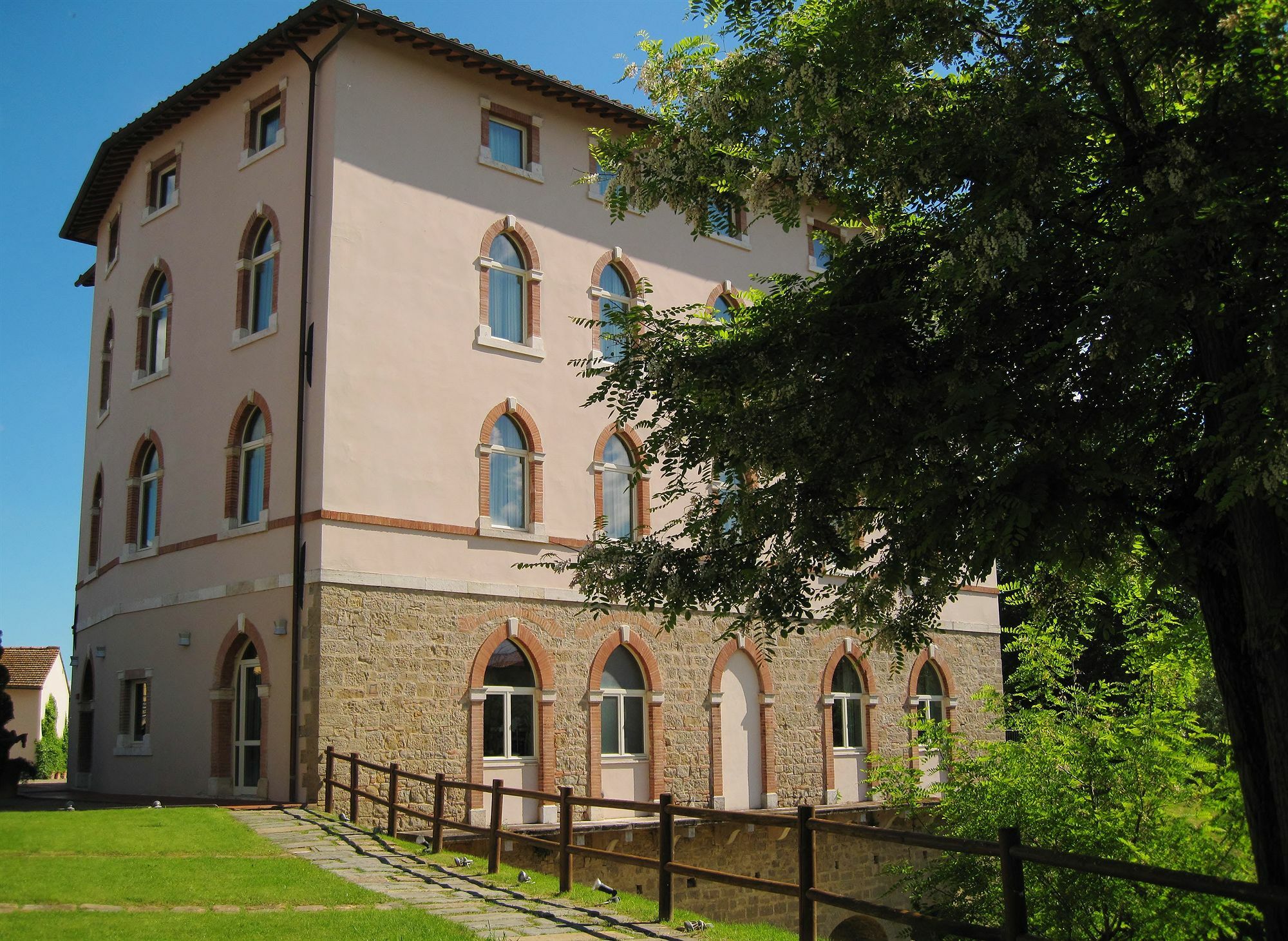Lhp Hotel Черталдо Екстериор снимка