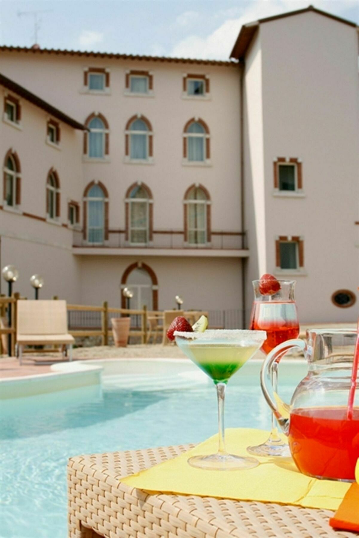 Lhp Hotel Черталдо Екстериор снимка